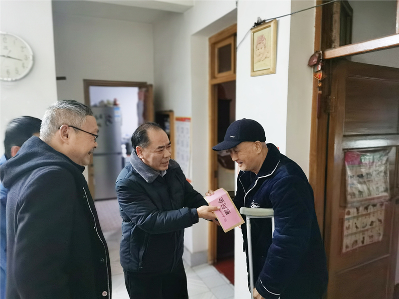 6、2月8日，，，，，盛希慰问党员黄励,抵家中对其重病出院的父亲。。。_副本_副本.jpg