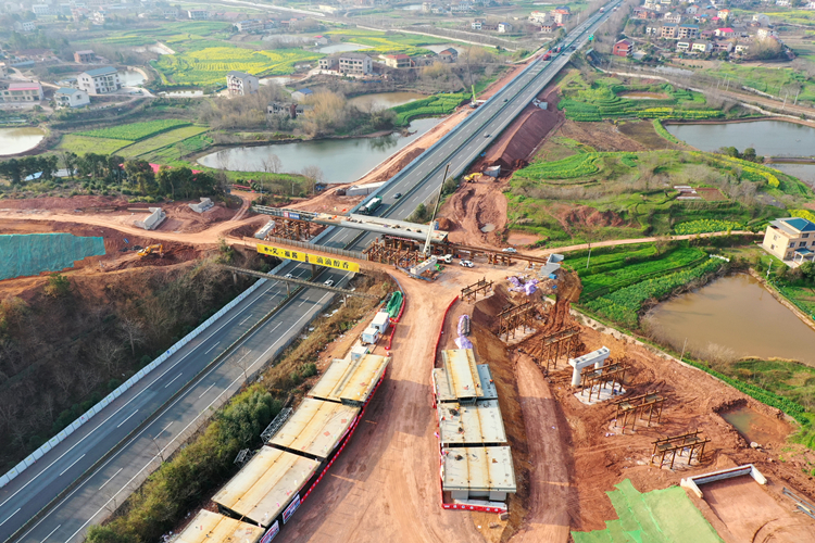 1、寺塘冲互通A匝道钢箱梁顶推施工历程.jpg