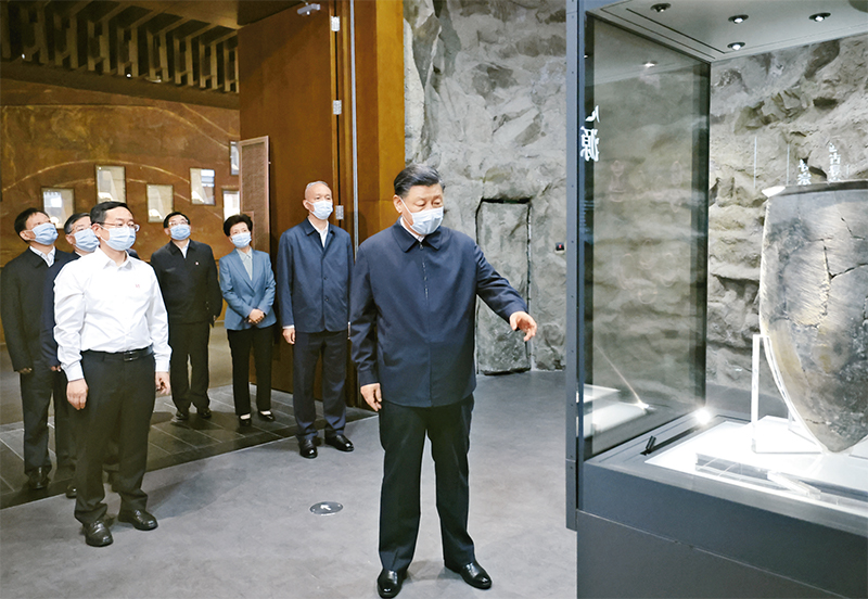 2023年6月2日，，，，，，中共中央总书记、国家主席、中央军委主席习近平在北京出席文化传承生长座谈会并揭晓主要讲话。。。。。。这是座谈会前，，，，，，习近平2日下昼在中国历史研究院考察。。。。。。 新华社记者 鞠鹏/摄